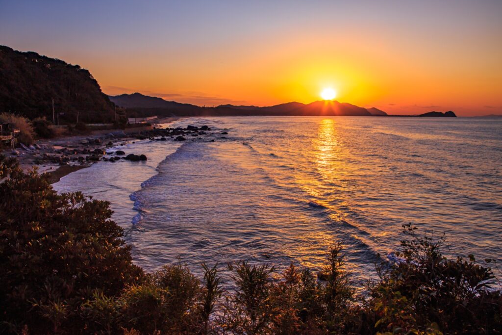 一棟貸しで泊まる糸島・福岡・九州17軒。定員と料金を一覧にする 糸島の夕日