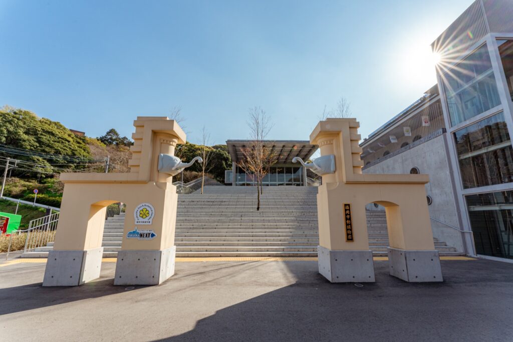 子どもと行ける福岡・糸島の場所。対象年齢と料金を一覧にして、目的から選ぶ 福岡市動植物園の正門