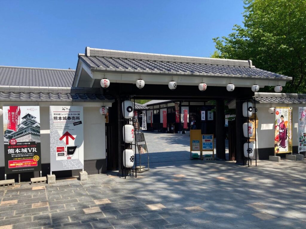 The entrance gate of Sakuranobaba Josaien