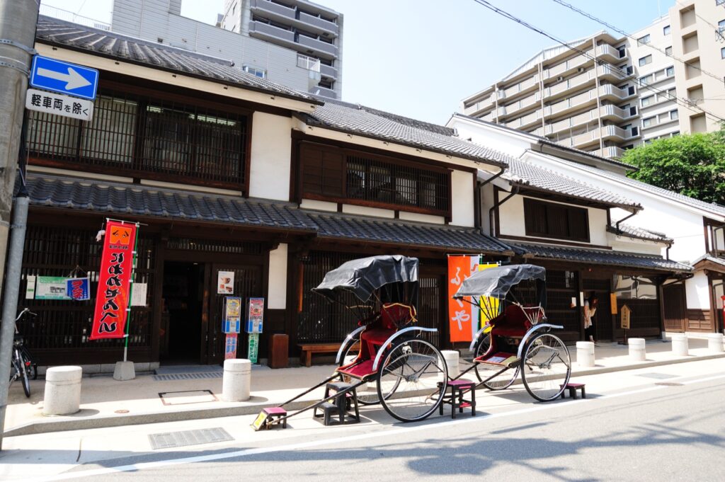 博多・冷泉町の博多町家ふるさと館。曜日で替わる絵付け体験は2,200円（入館料込み）、要予約 外観（展示棟と人力車）