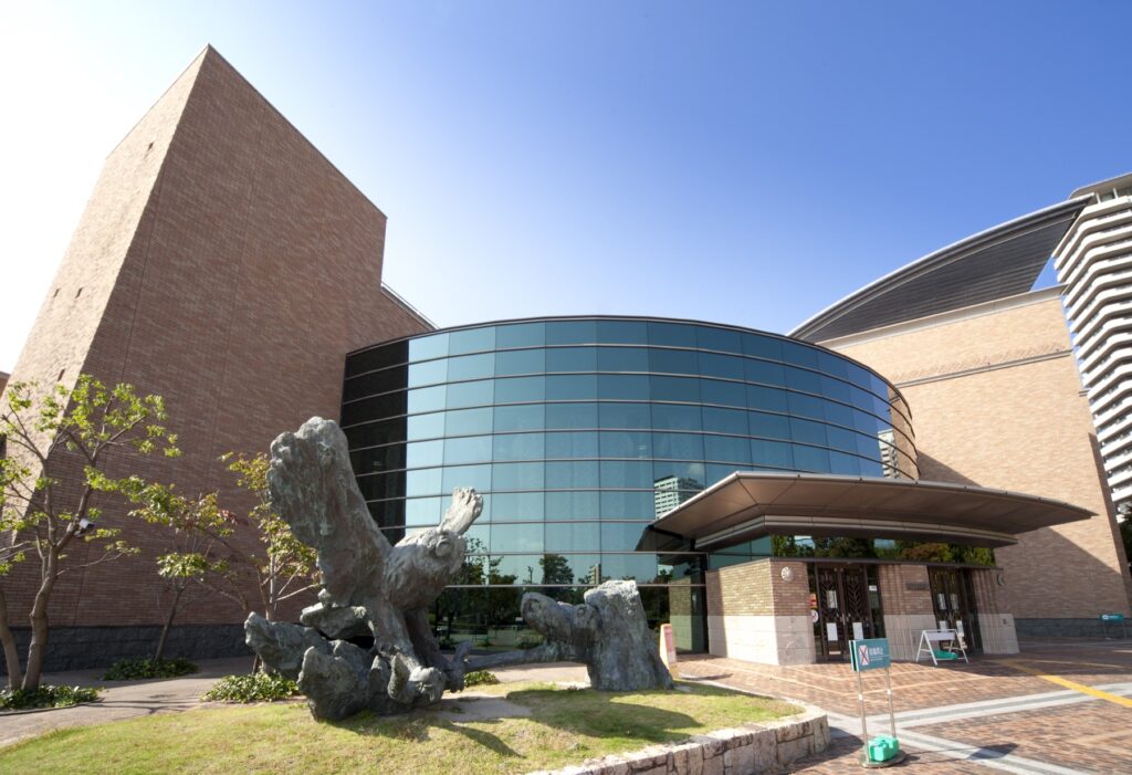 福岡市総合図書館と分館の使い方。貸出カードの作り方、10冊2週間、WEB予約、駅や商業施設の返却ポストを確認 外観(円形棟と正面)