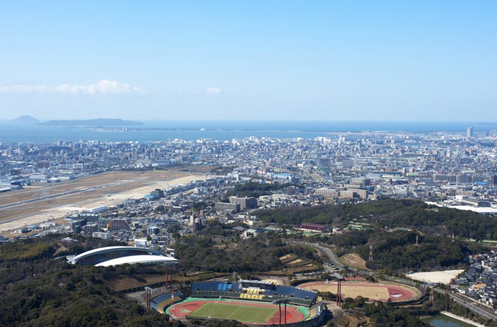 博多の森テニス競技場(東平尾公園)。屋外15面・屋内4面を1時間いくらで借りられるか、予約の取り方 東平尾公園(博多の森)一帯の空撮