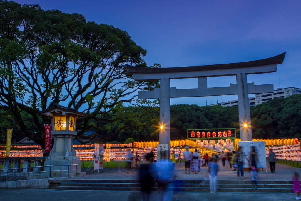 9月21・22日の連休に。六本松の福岡縣護国神社で第53回蚤の市、時間・雨天決行・駐車場の注意 境内（大鳥居と参道。みたままつり開催時の撮影）