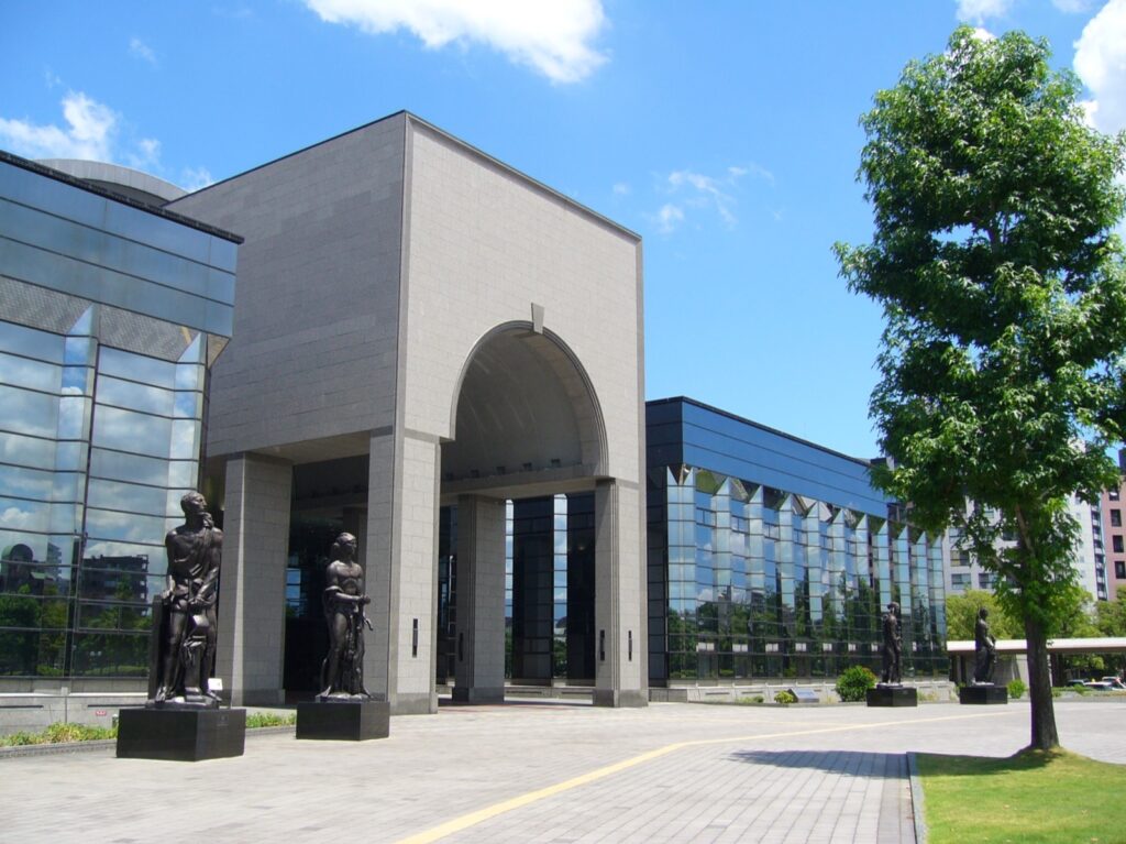 早良区の福岡市博物館。金印の常設展は一般200円 福岡市博物館・外観(エントランス)