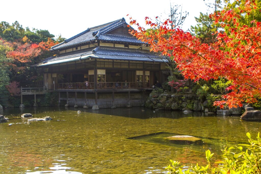 【紅葉】福岡市城南区の友泉亭公園 友泉亭公園の本館と紅葉(2014年撮影)