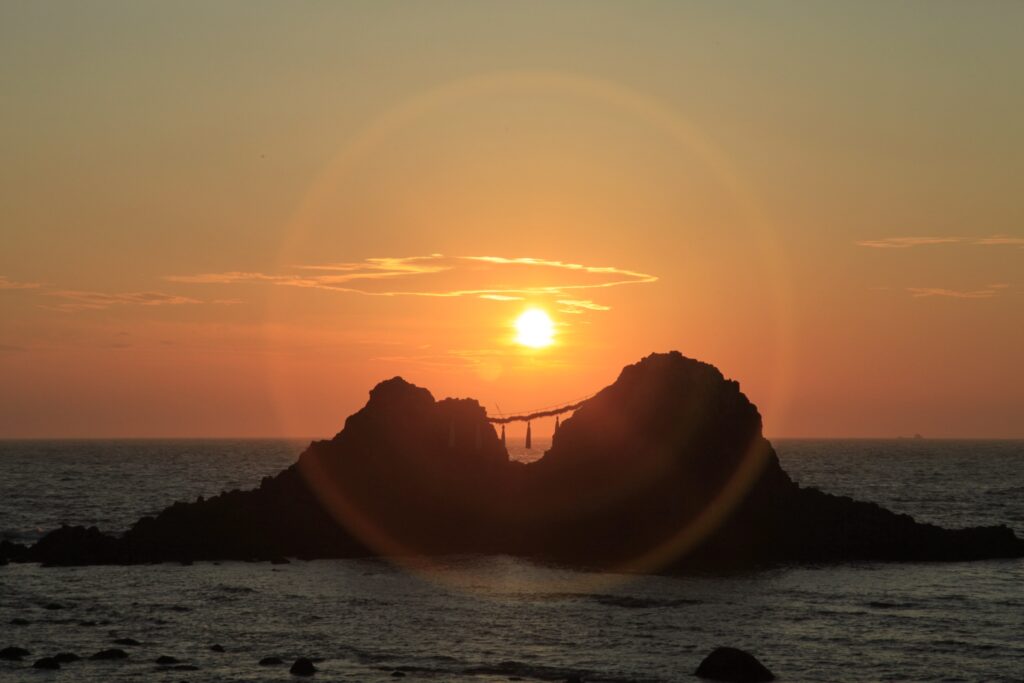 糸島・二見ヶ浦の駐車場と大注連縄の時期。夫婦岩・アクセス 夫婦岩の向こうに沈む夕日