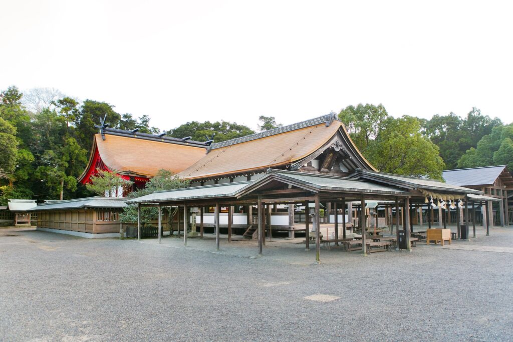 宗像大社 辺津宮の祈願受付・神宝館の料金と時間、アクセス 辺津宮の社殿