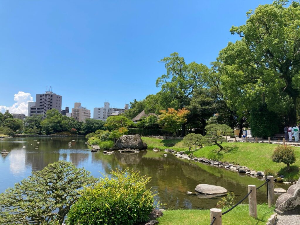 水前寺成趣園。料金と時間、駐車場とアクセス 池をめぐる園内