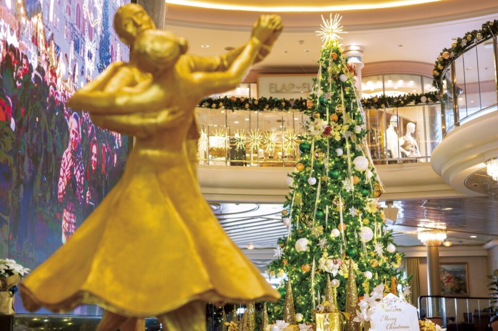 飛鳥II クリスマスクルーズ。12/19博多発2泊3日 クリスマスツリーが飾られた飛鳥Ⅱの船内(イメージ)