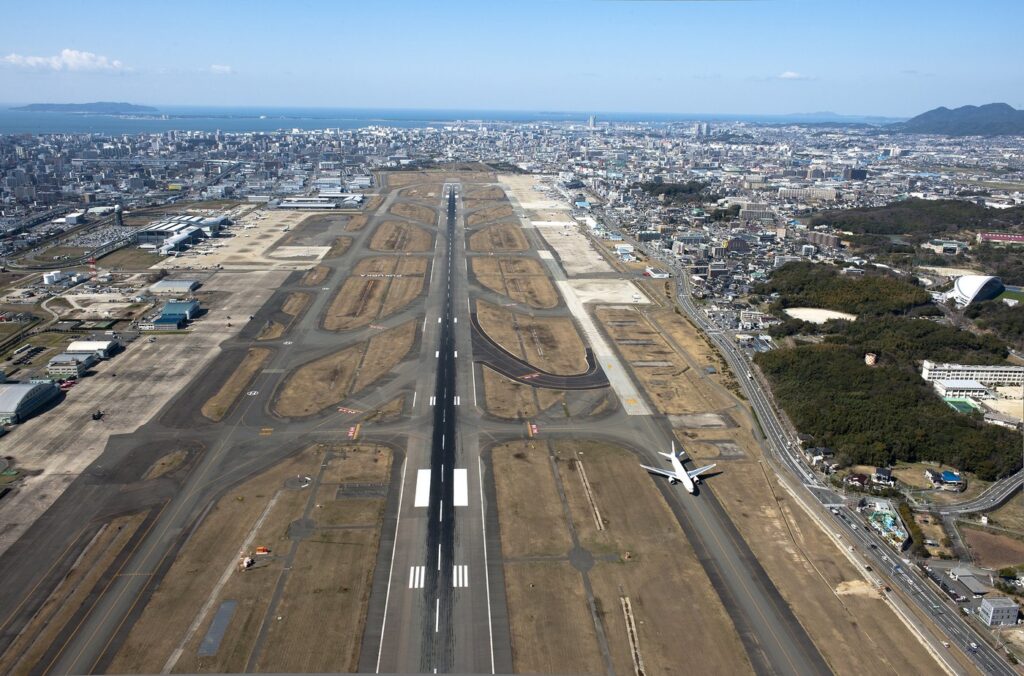 Fukuoka Airport: getting to the city by subway, bus and the terminal shuttle The runway and the city around the airport (2015)