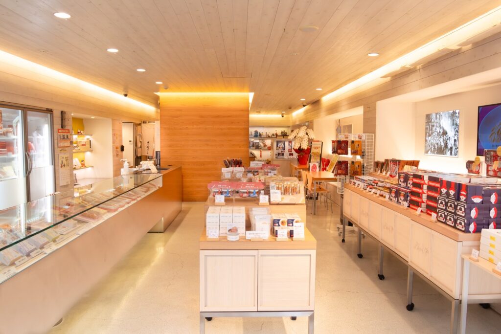 中洲のふくや 中洲本店。土産に明太子、本店限定3,672円と営業時間を確認 ふくや 中洲本店の店内(明太子のショーケースと土産の棚)