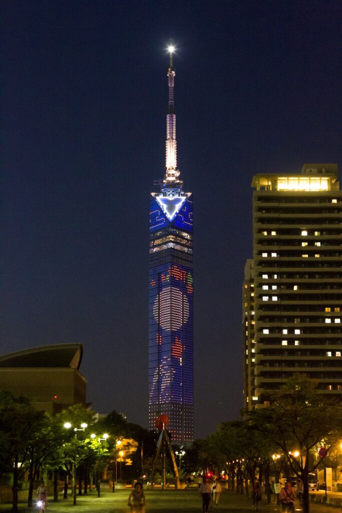9月27日まで。百道浜の福岡タワーが夜だけ「お月見イルミネーション」、点灯時間と展望室の料金・駐車場 お月見イルミネーション点灯時の塔体