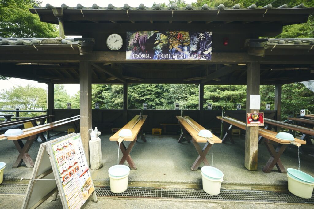 糸島・白糸の滝ふれあいの里。そば打ち体験は2人前2,000円で完全予約制、やまめ釣りは予約不可 ふれあいの里の休憩所（東屋）