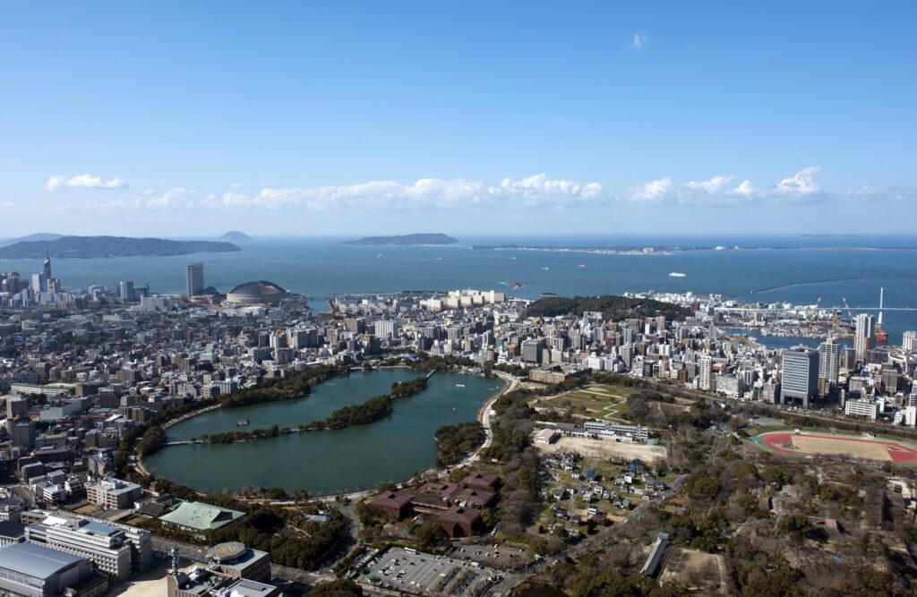 大濠公園を1周約2kmで走る。ゴムチップの内周園路と歩く人の道、駐車場は最初2時間220円 園内全景(空撮)