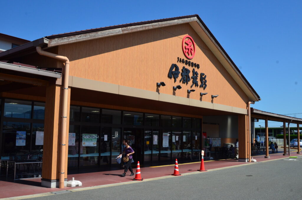 糸島市波多江・JA糸島産直市場 伊都菜彩。9時開店 売り場に並ぶ糸島産の野菜