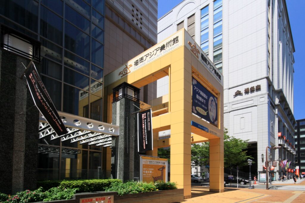 博多区の福岡アジア美術館。常設は一般200円 福岡アジア美術館・外観(ビル入口)