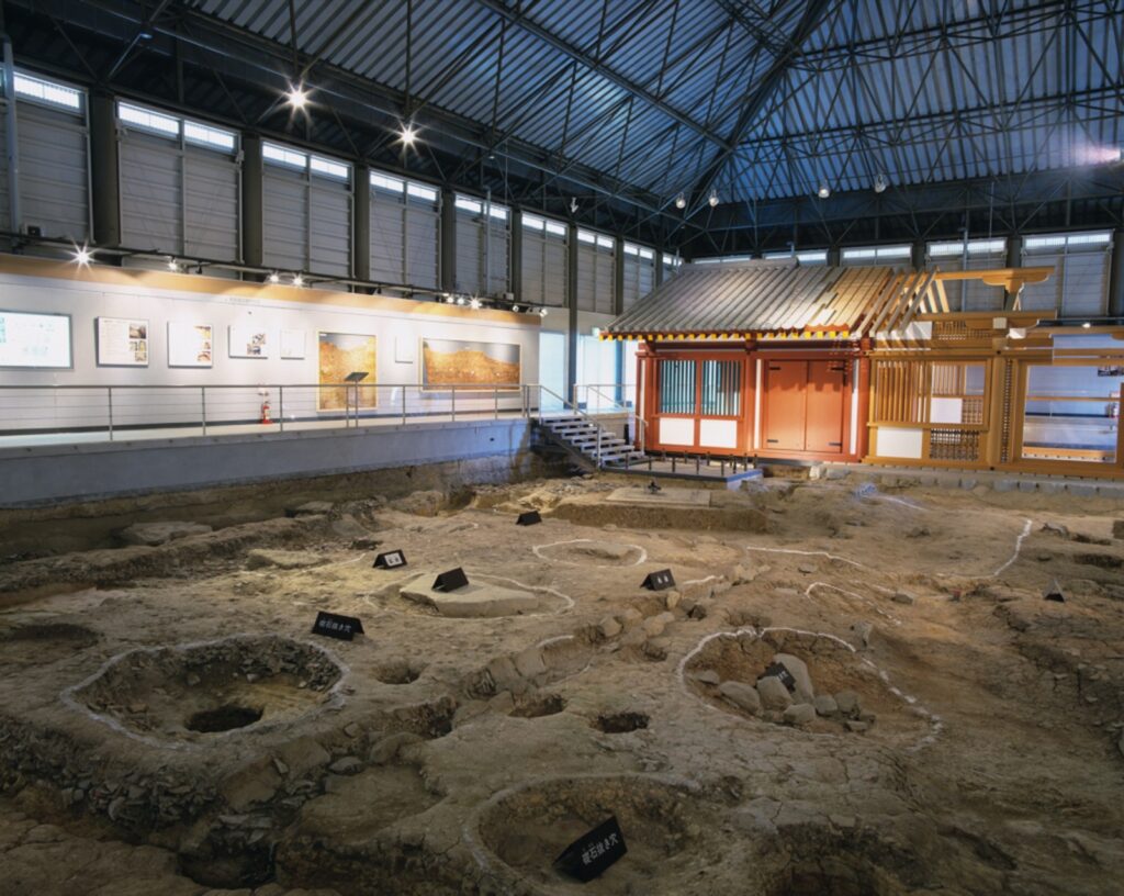 中央区城内の鴻臚館跡展示館。入館無料で遺構を見る 鴻臚館跡展示館・内部(遺構展示)