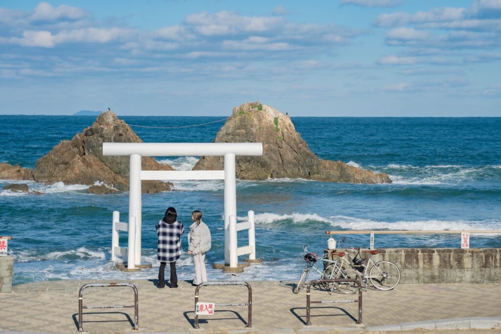 糸島・二見ヶ浦の駐車場と大注連縄の時期。夫婦岩・アクセス 海岸の白い鳥居と夫婦岩