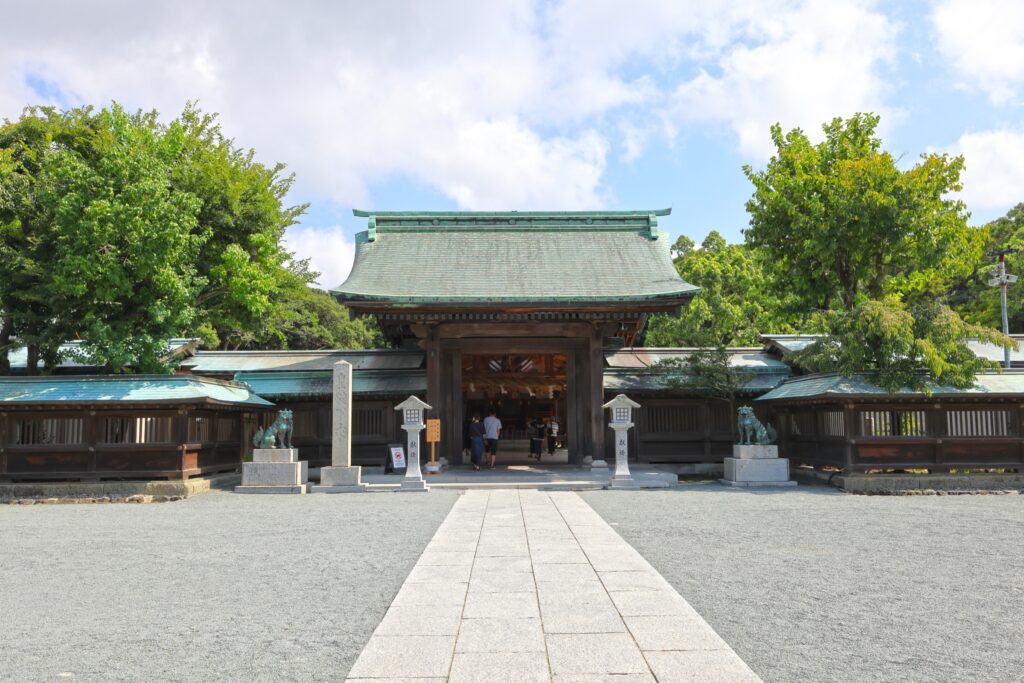 宗像大社 辺津宮の祈願受付・神宝館の料金と時間、アクセス 神門と参道