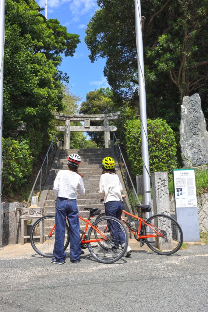 志賀海神社(志賀島)の参拝時間と祈願受付、駐車場・アクセス 鳥居前から見た参道
