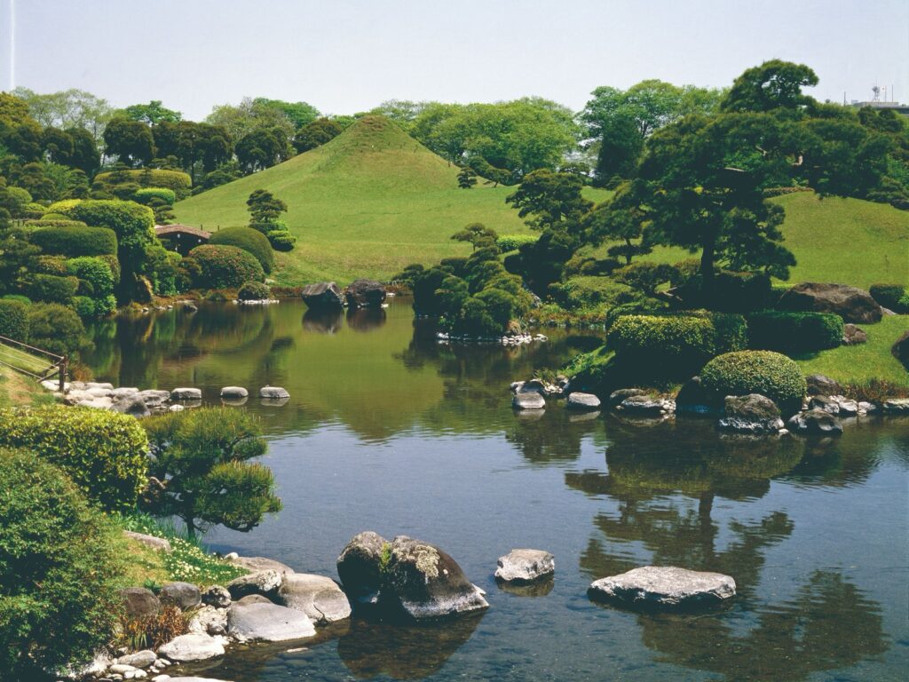 水前寺成趣園。料金と時間、駐車場とアクセス 築山と池の景
