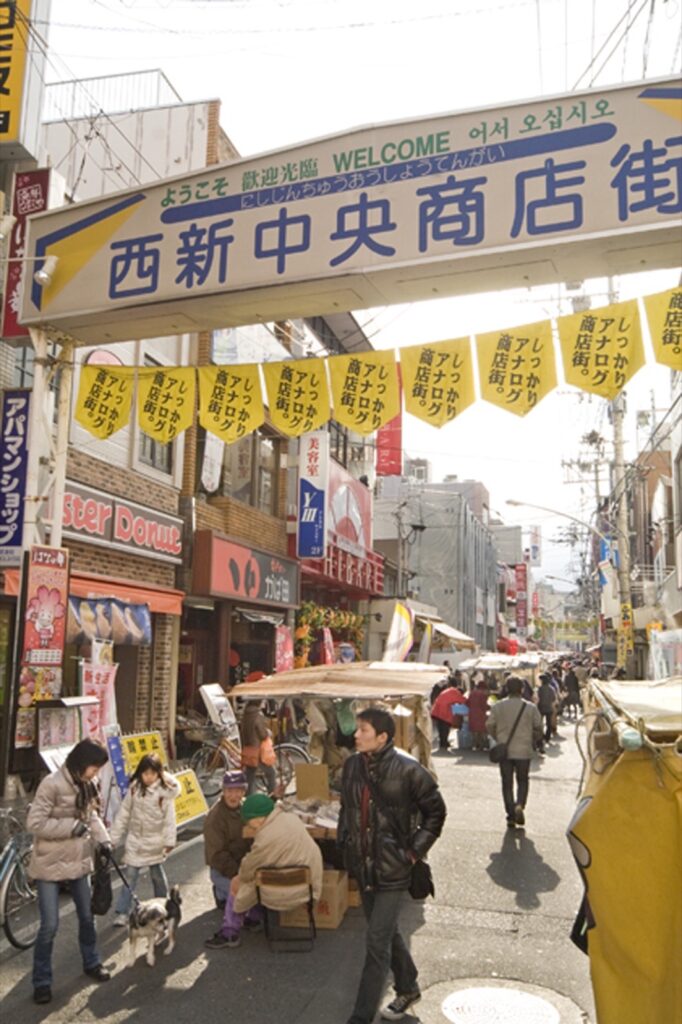 西新商店街。約1.5kmの範囲と7つの商店街、年間の催し 昔ながらの活気があふれる西新商店街(撮影年不明)