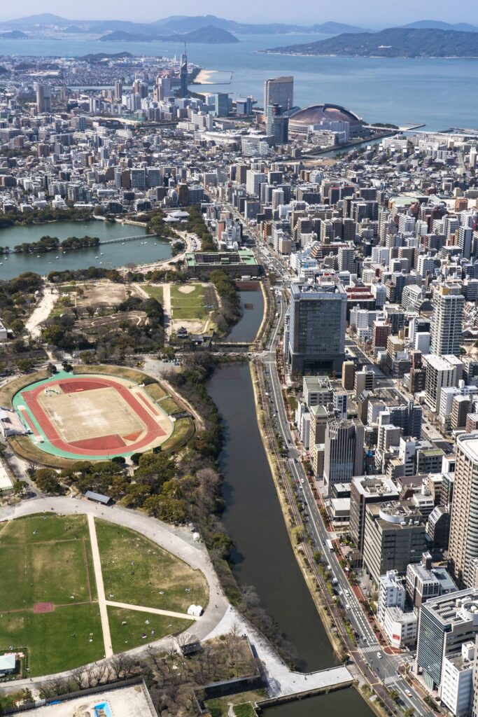 福岡のシニア向けスポーツ大会。バスケ・ソフトボール・グラウンドゴルフの申込 舞鶴公園を上空から(陸上競技場と広場)