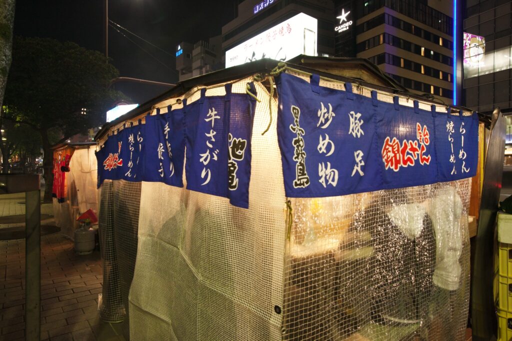 福岡の屋台に初めて行く前に。開く時間、市が定めたルール、料金の確かめ方を公式で確認 屋台の外観(のれん越し)