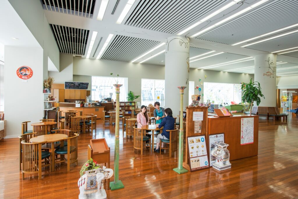 来年1月11日まで。中洲川端駅直結の福岡アジア美術館で南アジア7か国の展覧会「対立の先へ」、料金と休館日 館内(7階のラウンジ・案内カウンター)