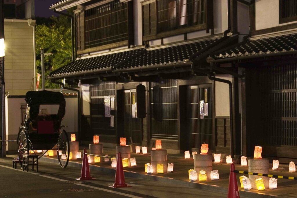 博多・冷泉町の博多町家ふるさと館。曜日で替わる絵付け体験は2,200円（入館料込み）、要予約 外観（夜のライトアップ）