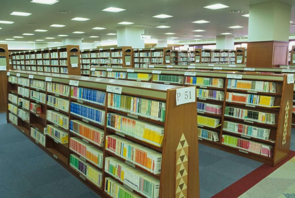 福岡市総合図書館と分館の使い方。貸出カードの作り方、10冊2週間、WEB予約、駅や商業施設の返却ポストを確認 館内(開架の書架)