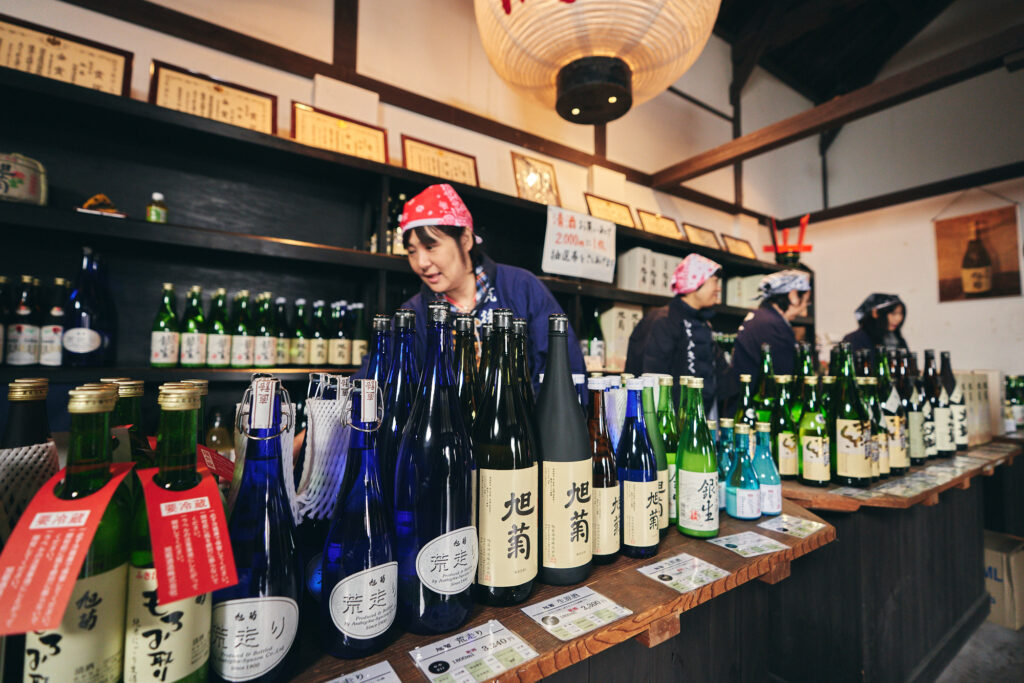 福岡の日本酒、蔵元44軒と代表銘柄。地域別の一覧と買えるところ 旭菊酒造の売店カウンター