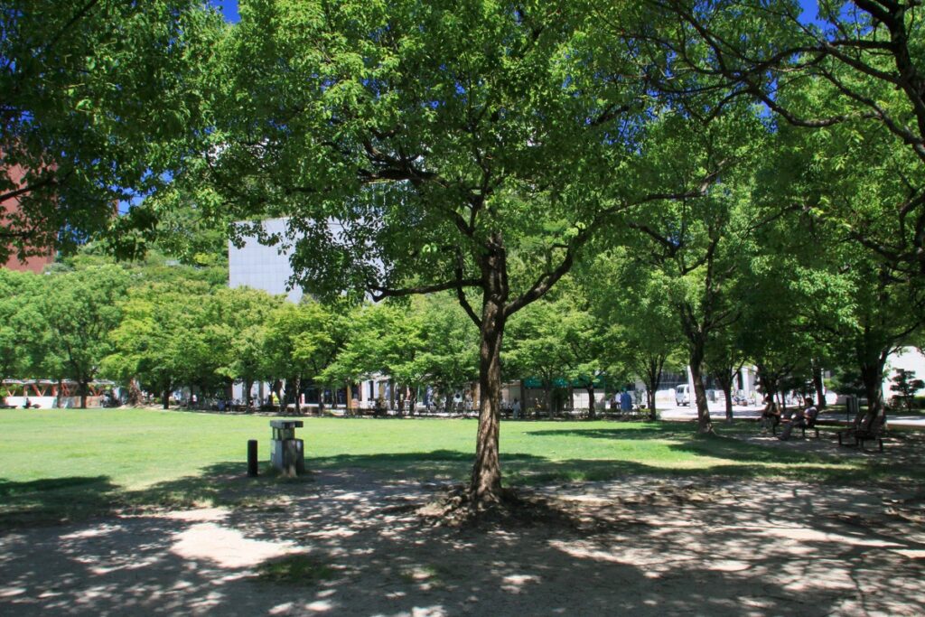 福岡市役所周辺の駐車場。地下駐車場と天神中央公園の料金 天神中央公園とアクロス・ステップガーデン（2009）