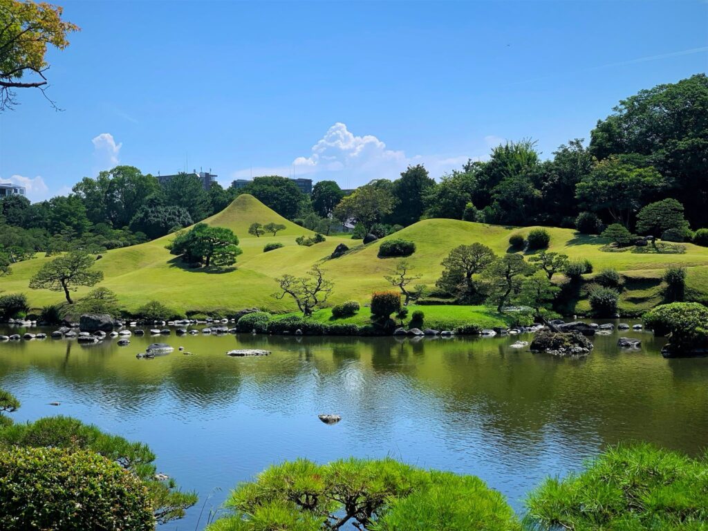 水前寺成趣園。料金と時間、駐車場とアクセス 芝生の築山と池