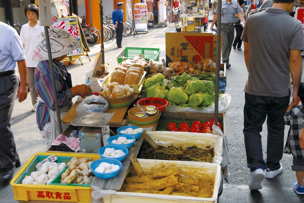 西新商店街。約1.5kmの範囲と7つの商店街、年間の催し 西新リヤカー部隊(撮影年不明)