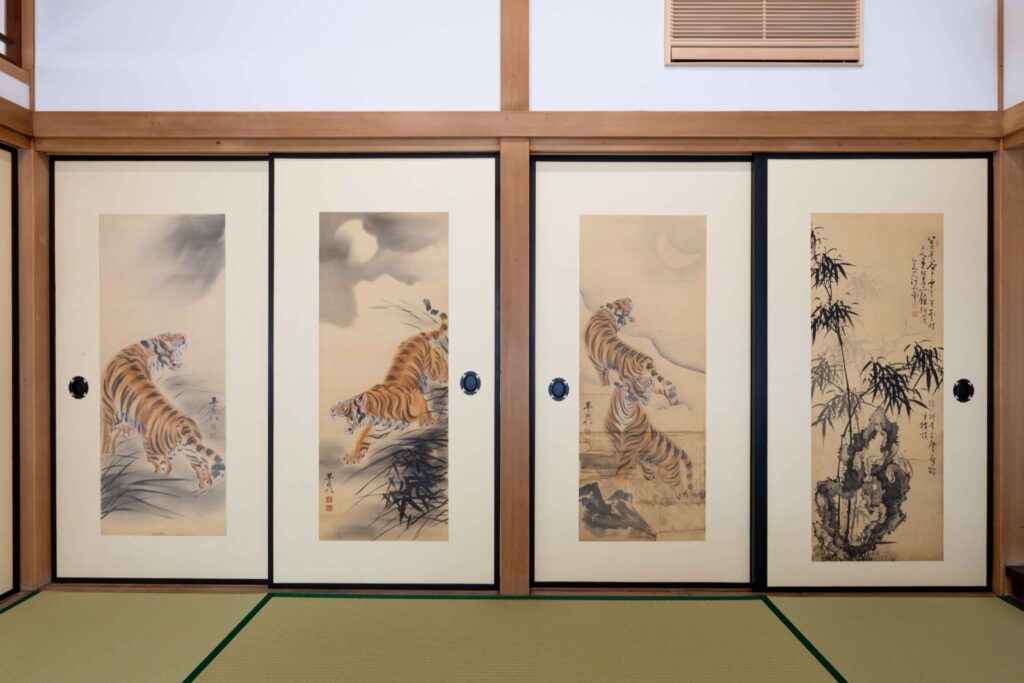 佐賀・鹿島の一棟貸し「総襖絵の宿 水頭別宅」。大人6名まで、大正11年の総檜造りに泊まる 虎と竹の襖絵