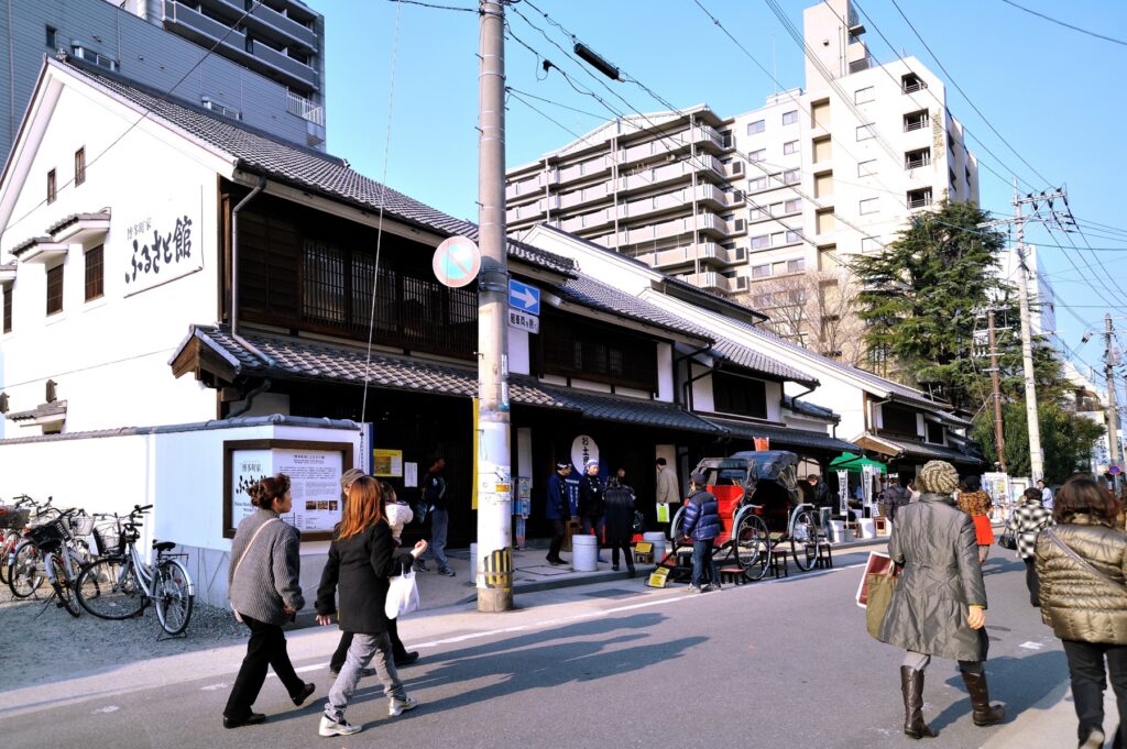 博多・冷泉町の博多町家ふるさと館。曜日で替わる絵付け体験は2,200円（入館料込み）、要予約 外観（施設前の通り）