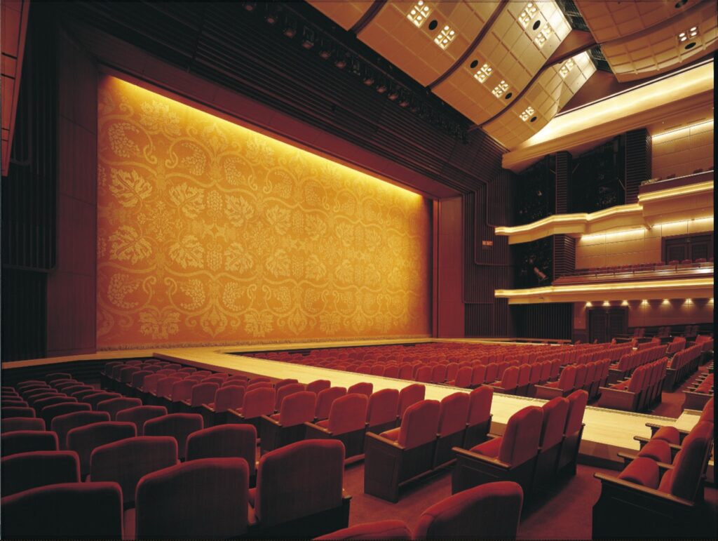 9月26〜30日、博多座で舞台『メイジ・ザ・キャッツアイ』。開演時刻・席の料金・小学生未満不可の条件 館内(客席と舞台)
