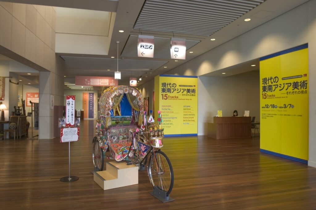 博多区の福岡アジア美術館。常設は一般200円 アートなリキシャの展示