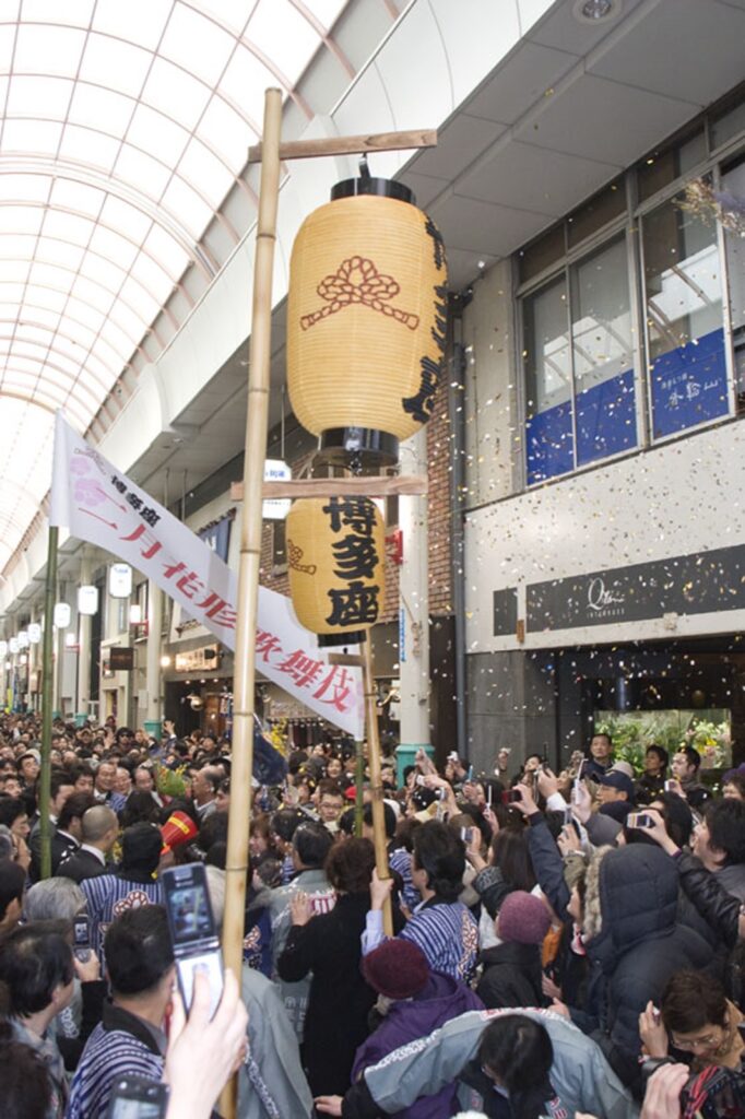 川端通商店街。約400mのアーケードと行き方、年間の催し 川端商店街での節分(2008年)