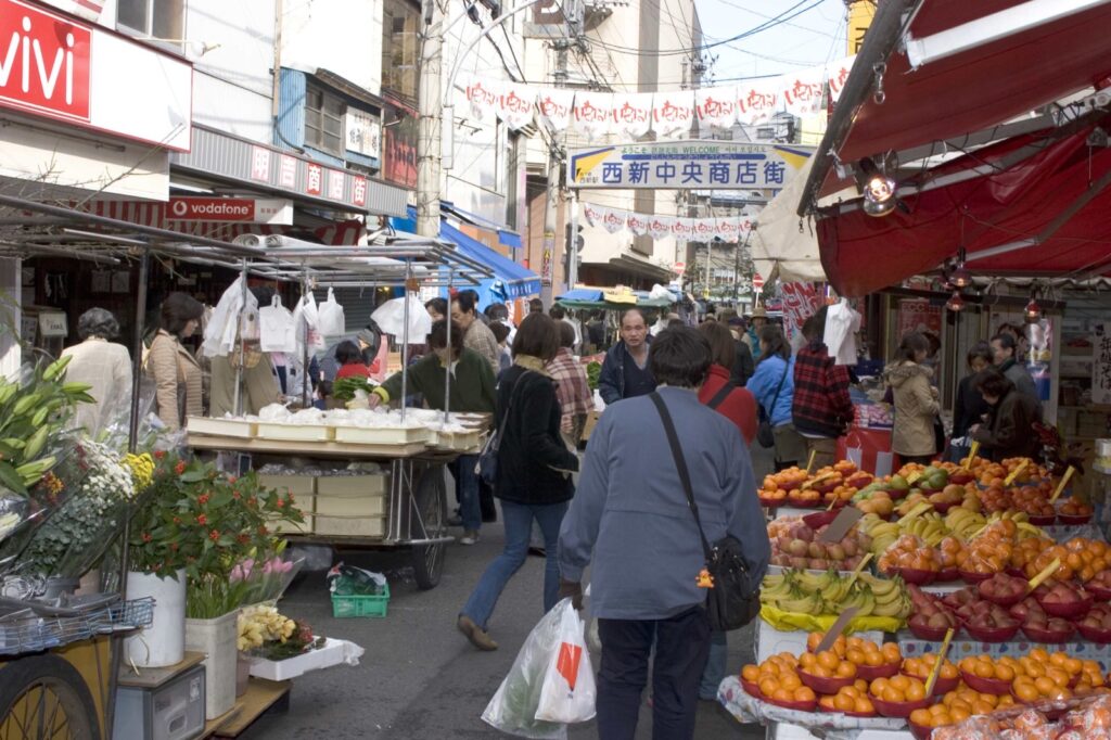 西新商店街。約1.5kmの範囲と7つの商店街、年間の催し 西新リヤカー部隊(撮影年不明)