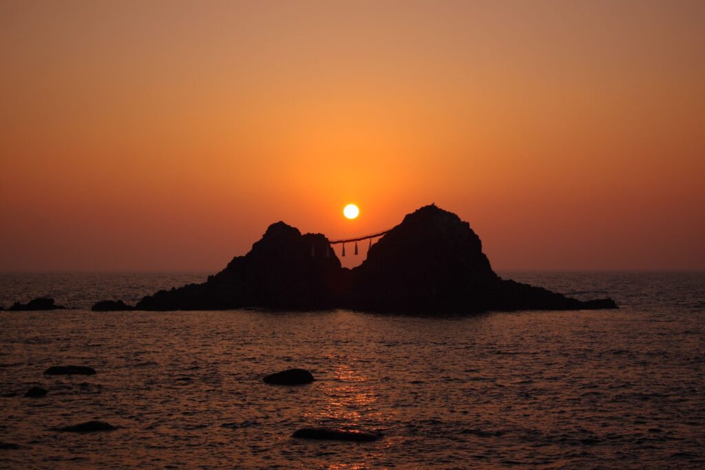 糸島・二見ヶ浦の駐車場と大注連縄の時期。夫婦岩・アクセス 夏至のころの桜井二見ヶ浦