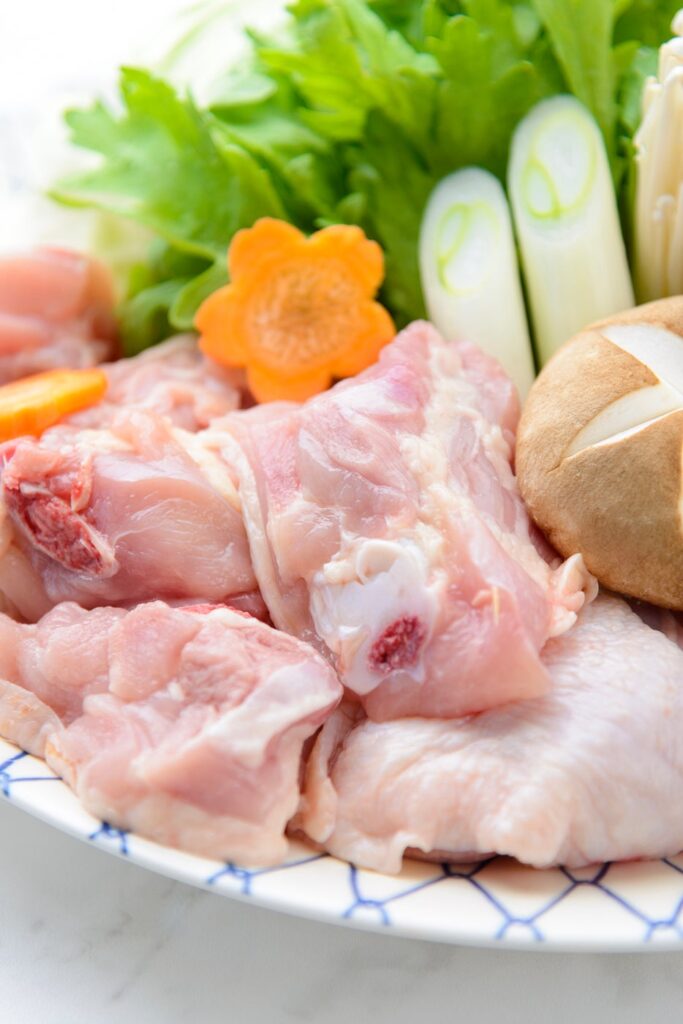 中洲の屋形船で華味鳥の水たき。8,800円・乗船料込、9月末から 博多華味鳥の鶏肉盛り合わせ(食材)