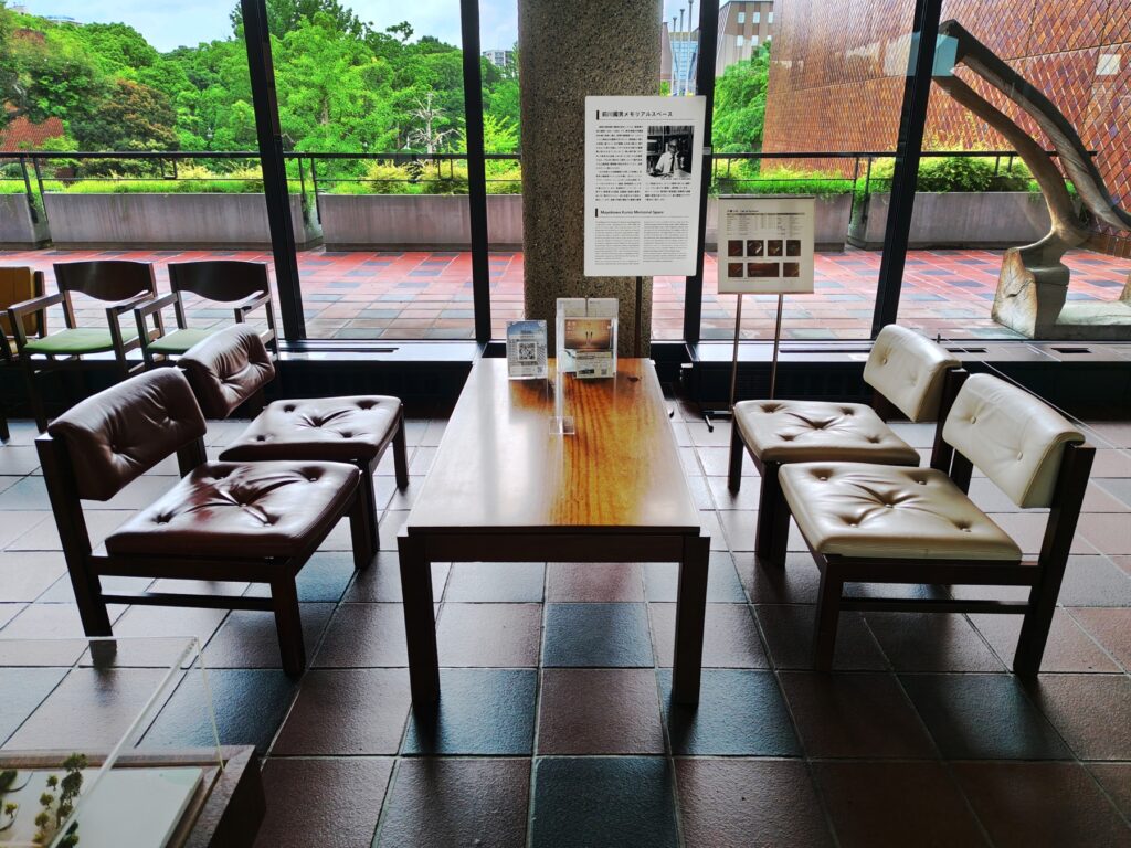 10月5日まで。大濠公園の福岡市美術館「コレクターズⅤ」、200円の観覧券で見られる個人コレクション43点 館内(ロビーの家具)