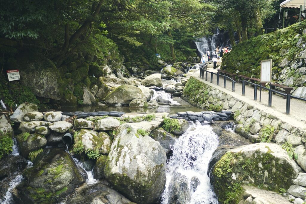糸島・白糸の滝ふれあいの里。そば打ち体験は2人前2,000円で完全予約制、やまめ釣りは予約不可 滝までの渓流と遊歩道