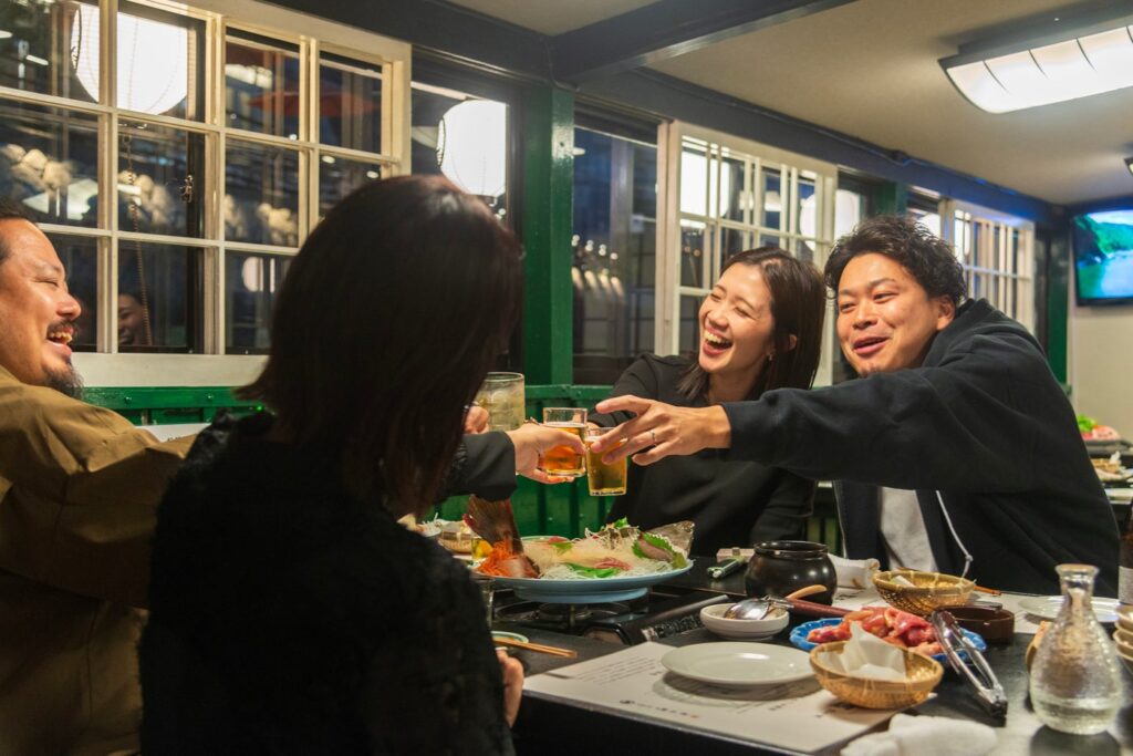 中洲の屋形船で華味鳥の水たき。8,800円・乗船料込、9月末から 屋形船の船内で乾杯するお客様