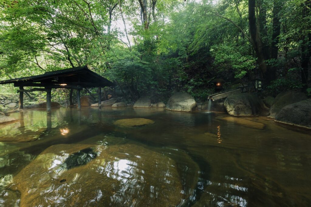黒川温泉の森の奥、旅館 山河。七つの湯と熊本ふっこう応援割の受付状況を確認 旅館 山河の露天風呂(岩の湯船)