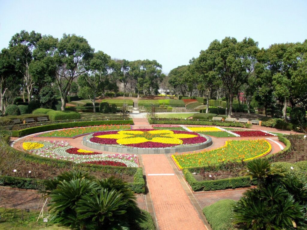 福岡市中央区・福岡市動植物園。中学生以下は無料、休園日と駐車場の混み方を確認 植物園の大花壇と花時計