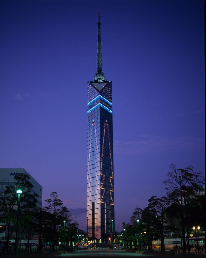 9月27日まで。百道浜の福岡タワーが夜だけ「お月見イルミネーション」、点灯時間と展望室の料金・駐車場 夜のイルミネーション点灯時の塔体