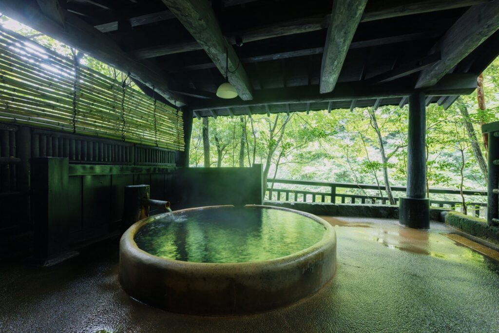 黒川温泉の森の奥、旅館 山河。七つの湯と熊本ふっこう応援割の受付状況を確認 旅館 山河の露天風呂(円形の湯船)